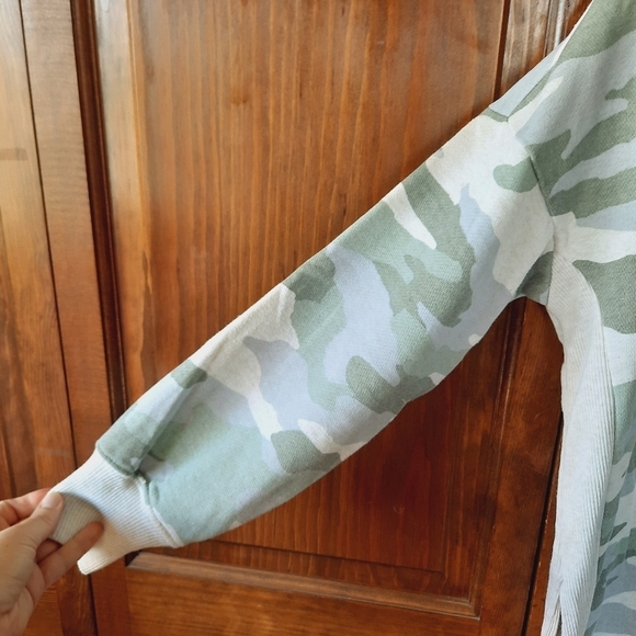 Aerie Good Vibes Oversized Green Camo Side Slit crewneck sweatshirt size XS - Picture 7 of 12